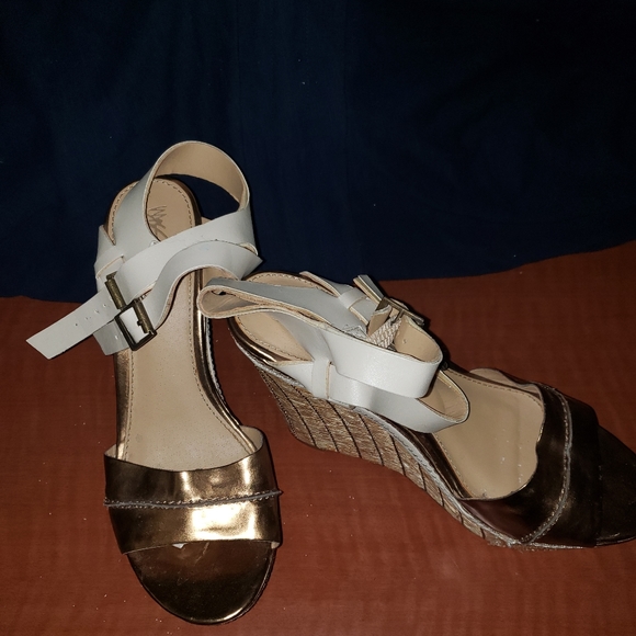 MOSSIMO Wmns Wedge Platform Gold Sandals! Sz 8 - Picture 4 of 4